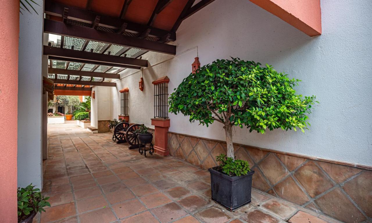 Modern Apartment - 2 Bedrooms, Beachside - Puerto Banus Marbella Exterior foto