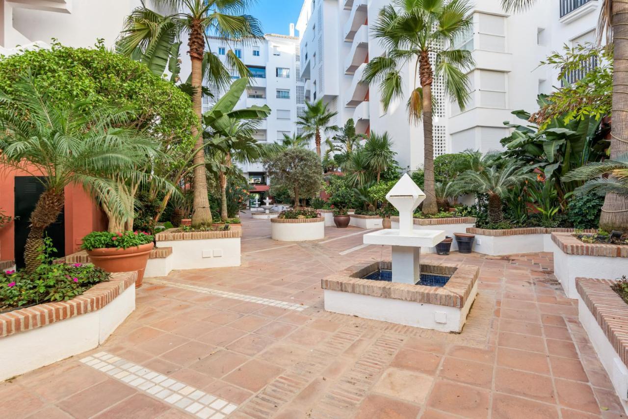 Modern Apartment - 2 Bedrooms, Beachside - Puerto Banus Marbella Exterior foto